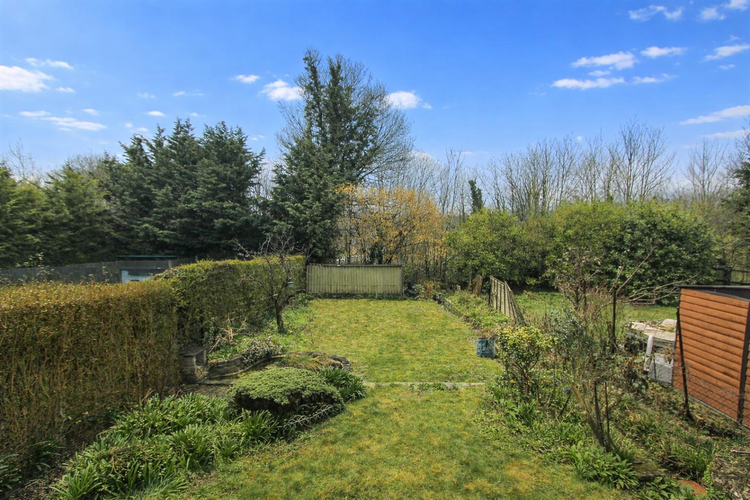 3 bed property in Woodmansterne Road, Coulsdon